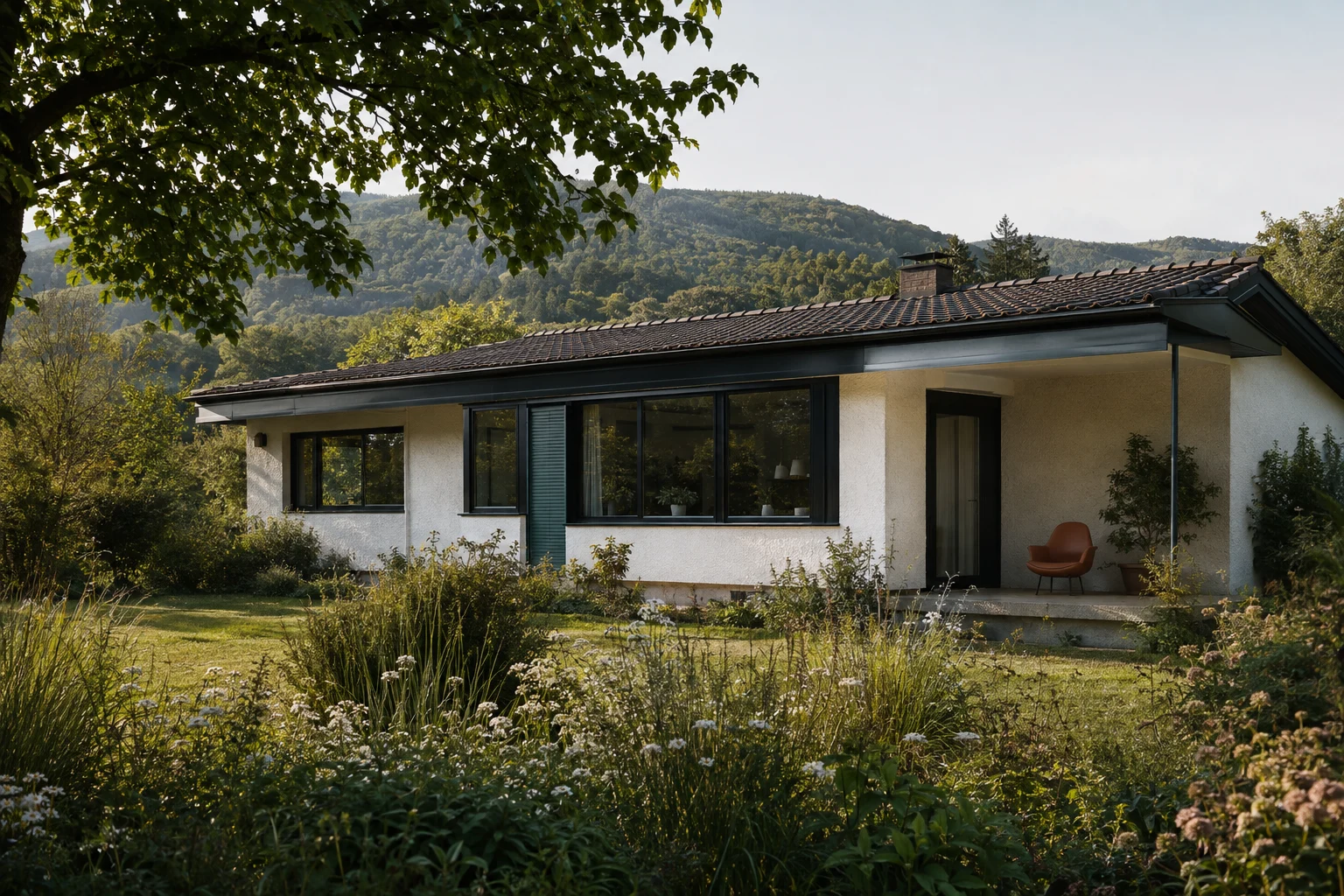 Illustratives Haus mit Garten und bewaldeten Hügeln, KI-generiertes Motiv