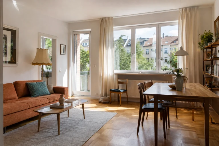 KI-generiertes Symbolbild eines Wohnraums, keine echte Referenzwohnung